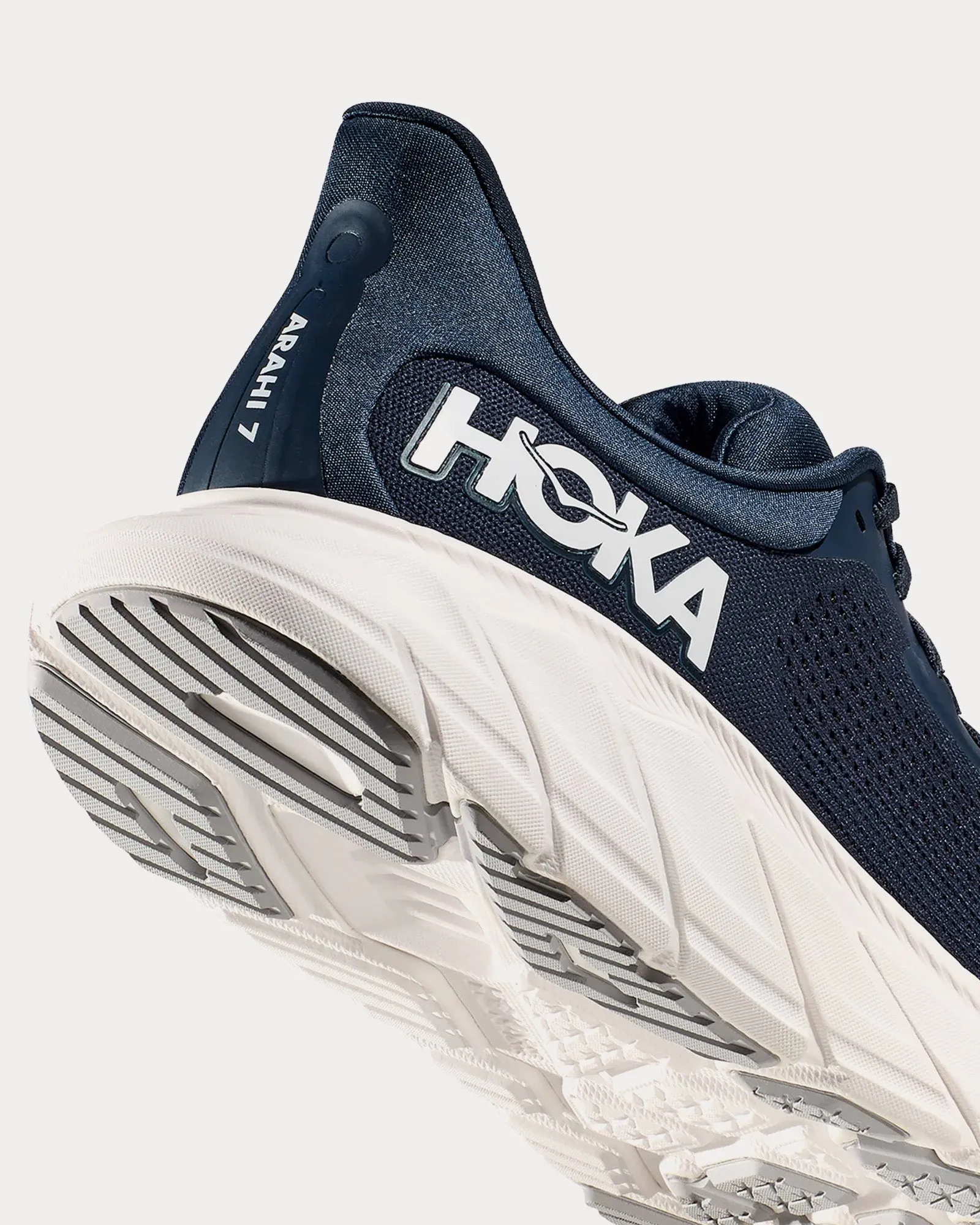 Arahi 7 Outer Space / White Running Shoes